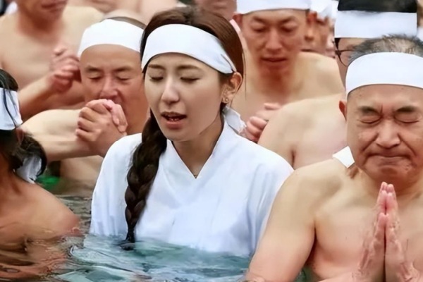 10 Global Quirks That'll Make You Go "Wait, THAT'S Normal?!"